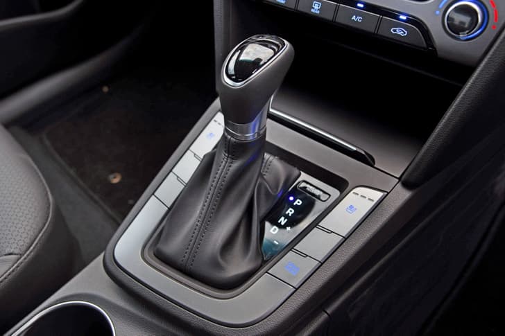 2016 Hyundai Elantra photo gallery